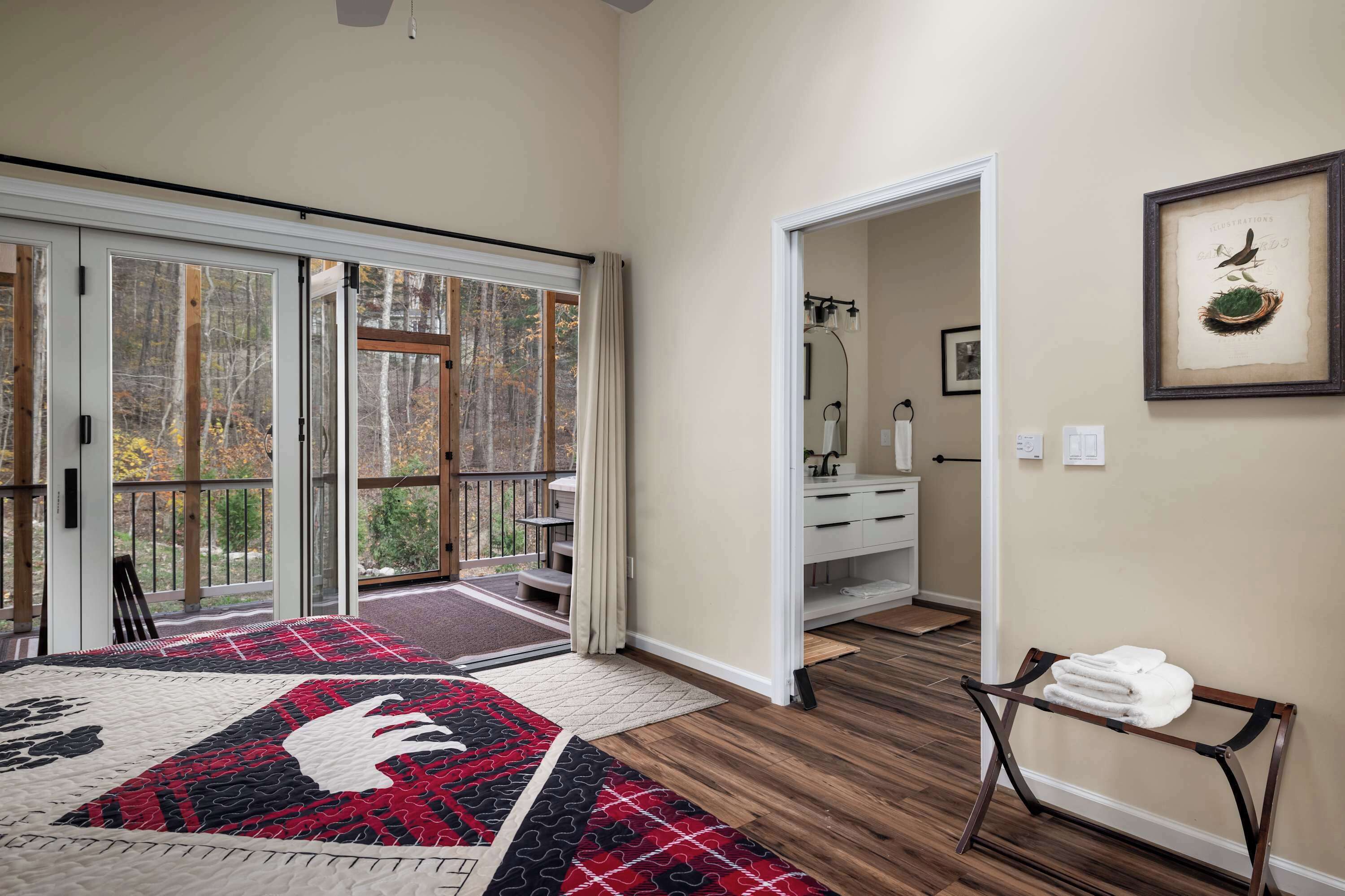 2 bedrooms, desk, iron/ironing board, travel cot