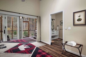 2 chambres, bureau, fer et planche à repasser, lit parapluie