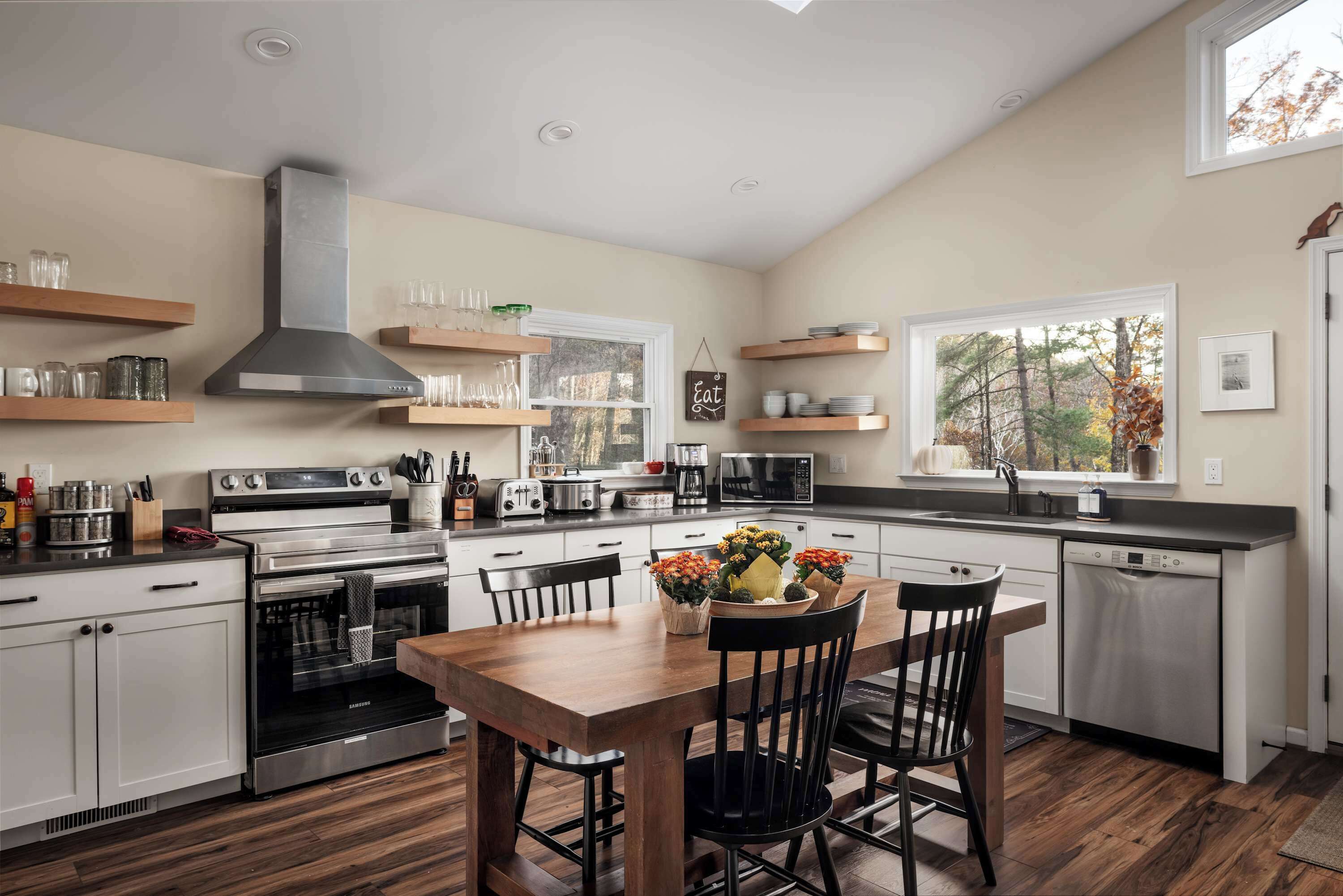 Kjøleskap, mikrobølgeovn, ovn og kokeplater