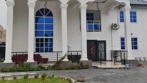 Front of property - King George Lodge  (Tema)