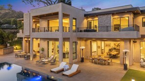 Outdoor dining - Zorada - Private Hollywood Hills Luxury with Endless Amenities and City Views (Los Angeles)