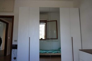 2 slaapkamers, een strijkplank/strijkijzer, reisbedje, wifi