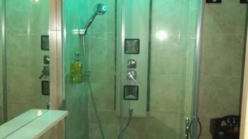 Ducha, secador de pelo, bidé y toallas