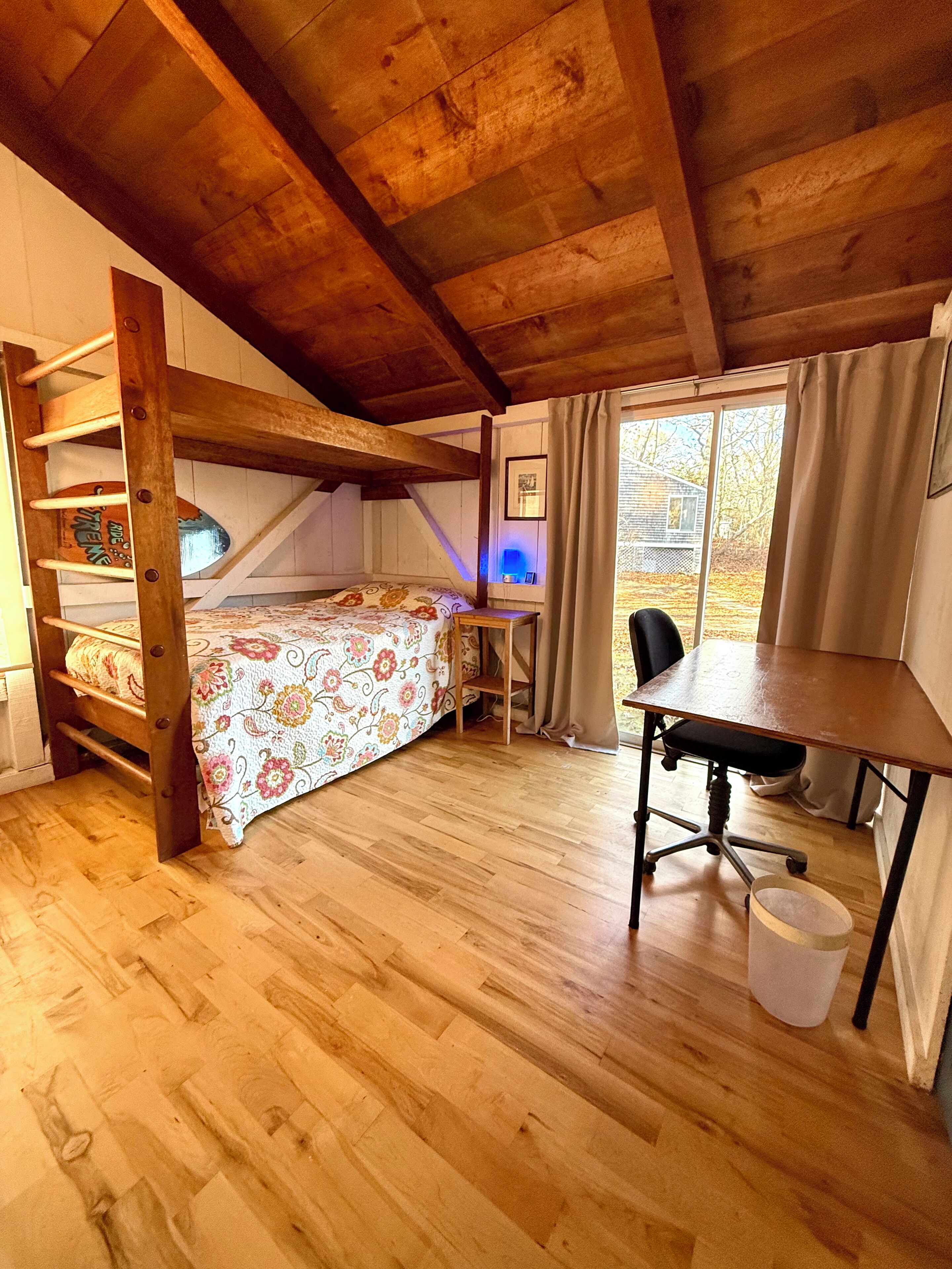 3 多间卧室、办公桌、熨斗/熨衣板、收费 WiFi