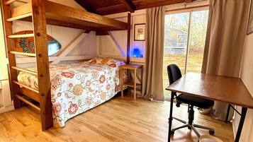 3 多间卧室、办公桌、熨斗/熨衣板、收费 WiFi