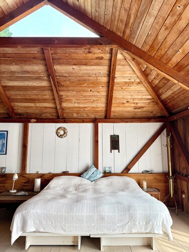 Cozy 3BR Cottage with Lambert's Cove Beach access