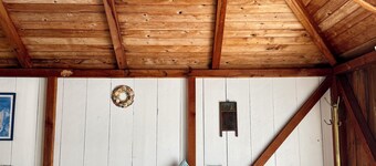 Cozy 3BR Cottage with Lambert's Cove Beach access