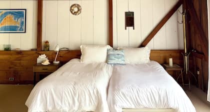 Cozy 3BR Cottage with Lambert's Cove Beach access