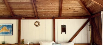 Cozy 3BR Cottage with Lambert's Cove Beach access
