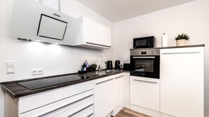Wasserkocher mit Kaffee-/Teezubehör, Kühlschrank, Mikrowelle, Ofen