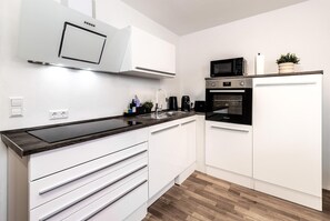 雪櫃、微波爐、焗爐、爐具