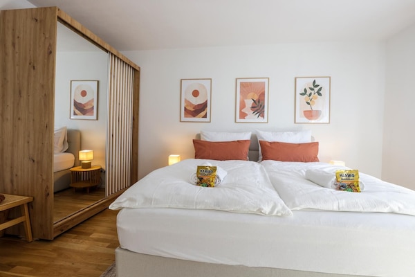 Bequemes King Size Bockspringbett und großem Kleiderschrank mit Kleiderbügel.