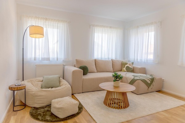 Geräumiges Wohnzimmer mit einer Couch und gemütlichen Sitzsack.