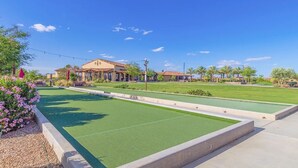 Una cancha de croquet con un edificio al fondo.