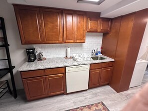 Private kitchen - Chic 2-bedroom apartment with WiFi, AC in charming Warwick (Warwick)