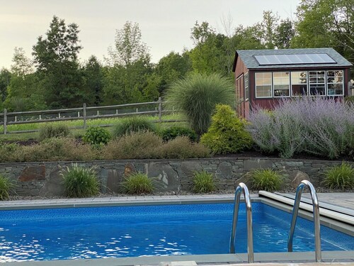 Chic 2-bedroom apartment with WiFi, AC in charming Warwick