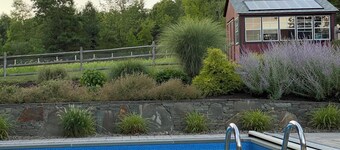 Chic 2-bedroom apartment with WiFi, AC in charming Warwick