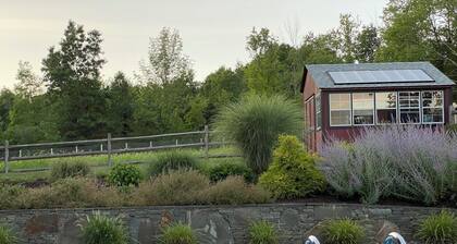 Chic 2-bedroom apartment with WiFi, AC in charming Warwick