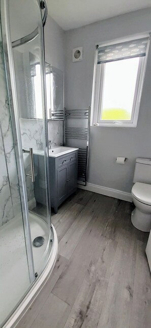 Dusche, Haartrockner, Handtücher, Seife