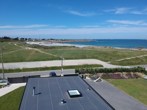 Recent house facing the dunes and Grève Blanche beach, at the foot of the GR34.