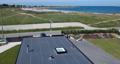 Recent house facing the dunes and Grève Blanche beach, at the foot of the GR34.