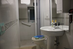 SĂšche-cheveux, serviettes fournies, savon, papier toilette