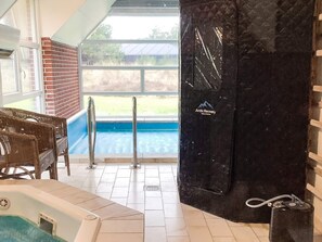 Una piscina techada, una piscina al aire libre