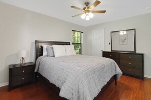 3 bedrooms, iron/ironing board, WiFi, bed sheets - Charming Bungalow Near Downtown Historic Savannah (Savannah)