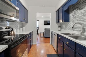 Private kitchen - Charming Bungalow Near Downtown Historic Savannah (Savannah)