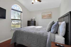 3 bedrooms, iron/ironing board, WiFi, bed sheets