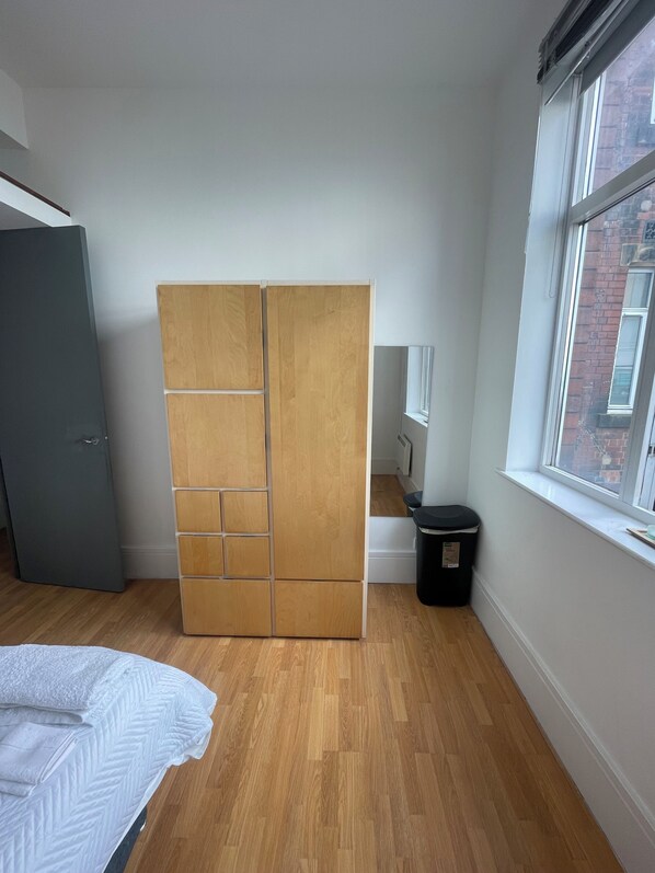 2 quartos, ferros/tábuas de passar roupa, Wi-Fi, roupa de cama
