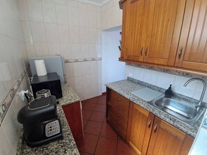 Réfrigérateur, micro-ondes, cafetière/bouilloire, bouilloire électrique