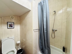 Shower, hair dryer, towels, toilet paper - Biscoitos Top View apartment overlooking the sea with AC and very fast Wi-Fi (Biscoitos)