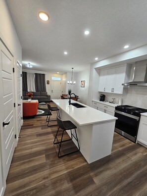 ثلاجة، ميكروويف، فرن، موقد طهي مسطح