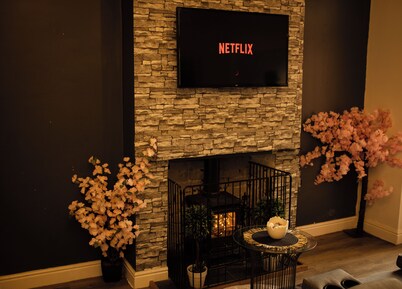 COZY,LUXURY AND STYLISH TWO BEDROOM HOME
with Garden, Gym & Work spaces.