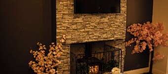 COZY,LUXURY AND STYLISH TWO BEDROOM HOME
with Garden, Gym & Work spaces.