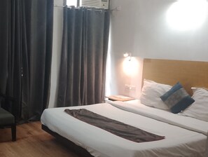 Kamar Double Klasik, pemandangan kota | Meja kerja, ruang kerja ramah laptop, dan setrika/meja setrika