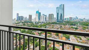 Un horizonte urbano con rascacielos modernos y un río al frente.