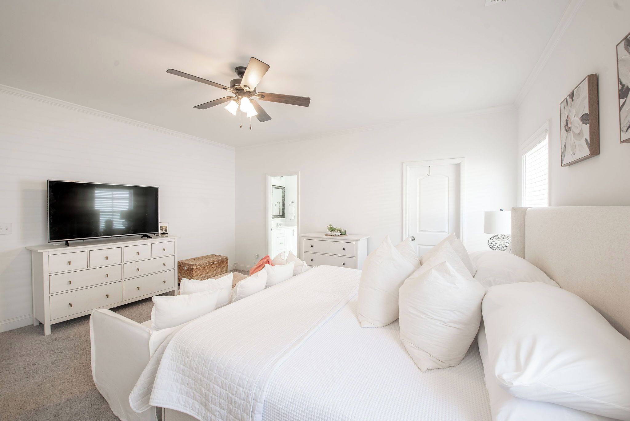 2 habitaciones, escritorio, tabla de planchar con plancha y wifi gratis 