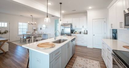 2-bedroom Home 10 Miles from Course - Daily Hostess Service Available