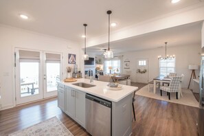 Fridge, microwave, oven, stovetop - 2-bedroom Home 10 Miles from Course - Daily Hostess Service Available (Grovetown)