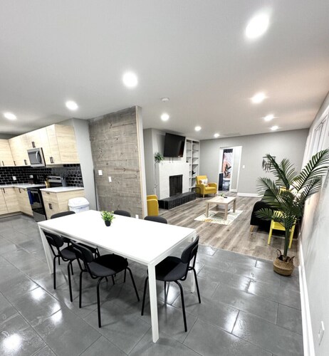 Spacious Modern Home near Furniture Market