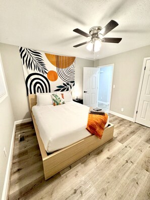 3 bedrooms, iron/ironing board, travel cot, free WiFi - Spacious Modern Home near Furniture Market (Jamestown)