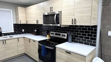 Frigorífico, microondas, horno y placa de cocina