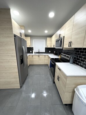 Fridge, microwave, oven, stovetop - Spacious Modern Home near Furniture Market (Jamestown)