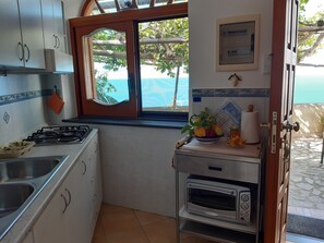 Kjøleskap, mikrobølgeovn, ovn og kokeplater