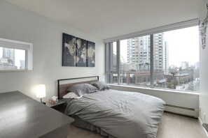 2 bedrooms, desk, iron/ironing board, WiFi