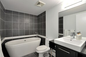 Haartrockner, Handtücher, Seife, Toilettenpapier