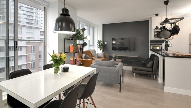 Un appartement moderne comprenant un coin repas, une cuisine et un espace de vie.