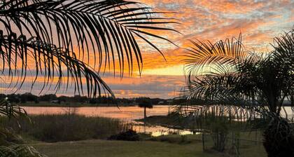 5 bedrooms property in Haines City on edge of Lake Tracy - newly renovated